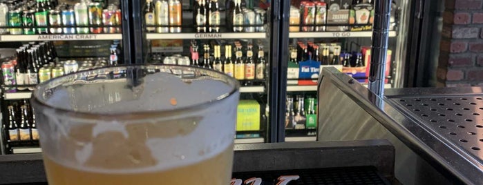 Beerhead Bar & Eatery is one of Lugares favoritos de Erica.