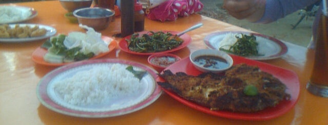Seafood Libra 32 Alun-alun Serang is one of syamsul Ma'arif.