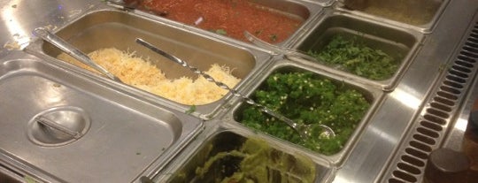 Mucho Burrito Fresh Mexican Grill is one of สถานที่ที่ Dan ถูกใจ.