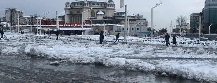 Taksim - Bostancı Dolmuş Durağı is one of Bonus Etiket Coin #3.