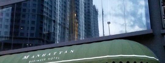 Manhattan Business Hotel is one of สถานที่ที่ ꌅꁲꉣꂑꌚꁴꁲ꒒ ถูกใจ.