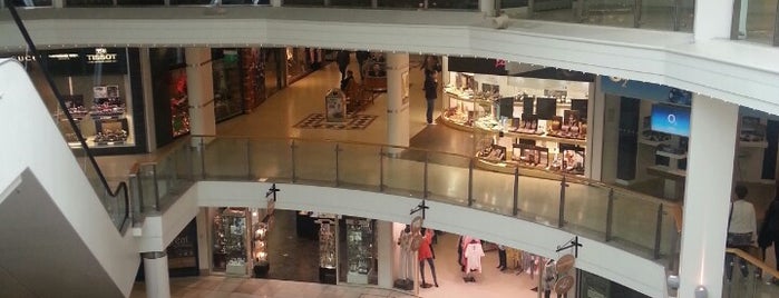 St George's Shopping Centre is one of Phat'ın Beğendiği Mekanlar.