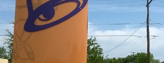 Taco Bell is one of สถานที่ที่ Dav ถูกใจ.