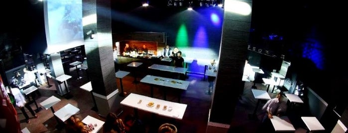 People Club & Lounge is one of Emrah 님이 좋아한 장소.