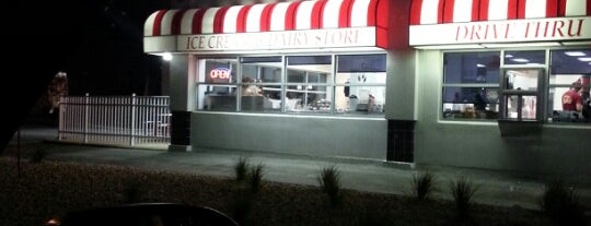 Oberweis Ice Cream and Dairy Store is one of สถานที่ที่ Jacquie ถูกใจ.
