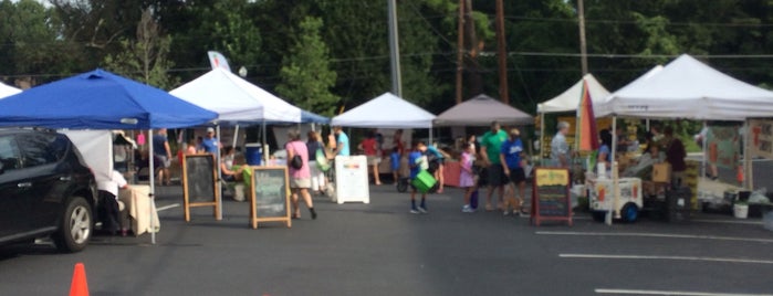 Brookhaven Farmers Market is one of สถานที่ที่ Chester ถูกใจ.