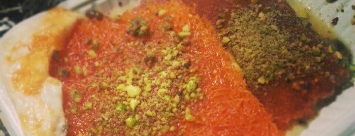 Firas Sweets حلويات فراس is one of Espiranzaさんのお気に入りスポット.