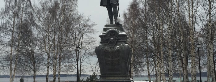 Памятник Императору Петру Великому is one of Скульптуры Онежской набережной.