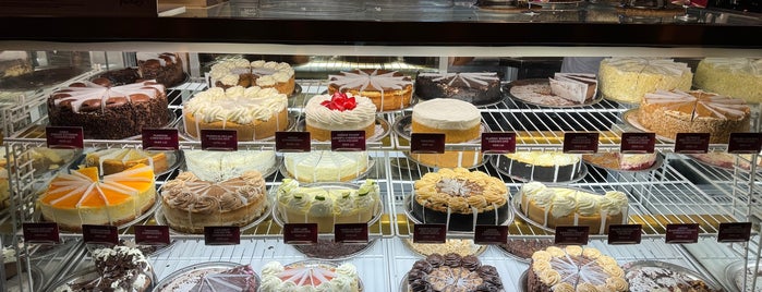 The Cheesecake Factory is one of Lugares favoitos.