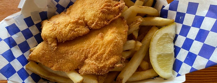 Tom's Fish & Chips is one of Lugares favoritos de Nichole.