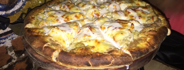Pizza del Perro Negro is one of Lugares favoritos de Josh.