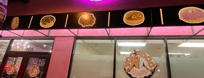 Voodoo Doughnut is one of Tempat yang Disukai Everett.