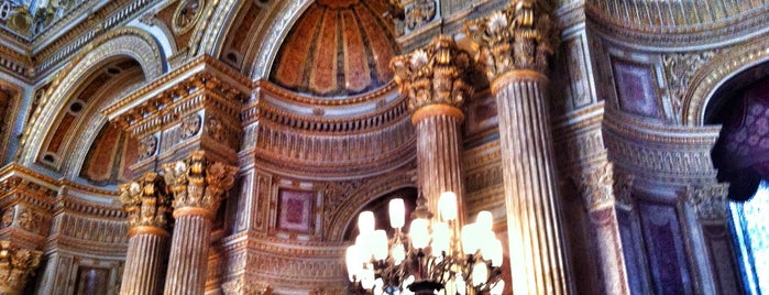 Palais Dolmabahçe is one of En beğendım mekanlar.
