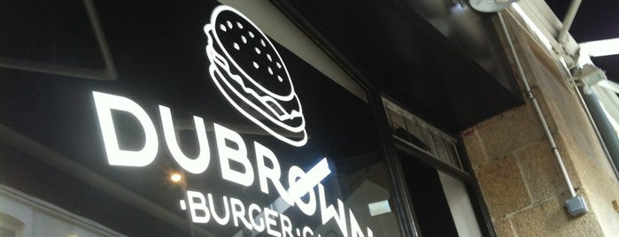 Dubrown Burger Café is one of Lugares favoritos de Julien.