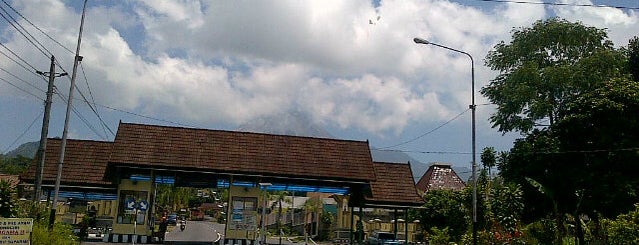 Loket Masuk Kawasan Wisata Kaliurang is one of Tempat yang Disukai vanessa.