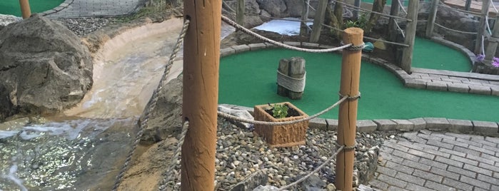 Happy Valley MiniGolf is one of ed 님이 좋아한 장소.