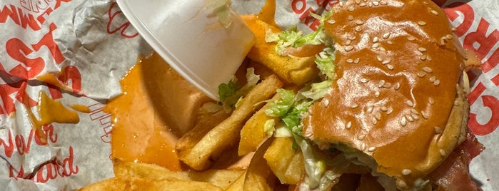 Red Robin Gourmet Burgers and Brews is one of Must-visit Food in Wilmington.