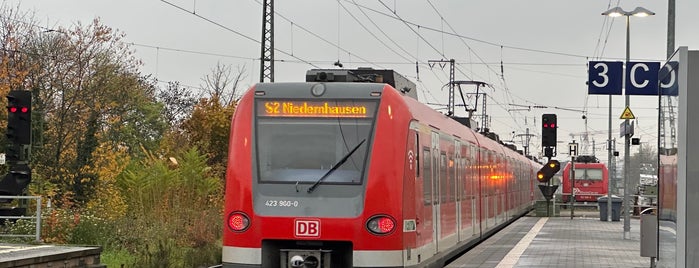 Bahnhof Frankfurt-Höchst is one of Frankfurt.