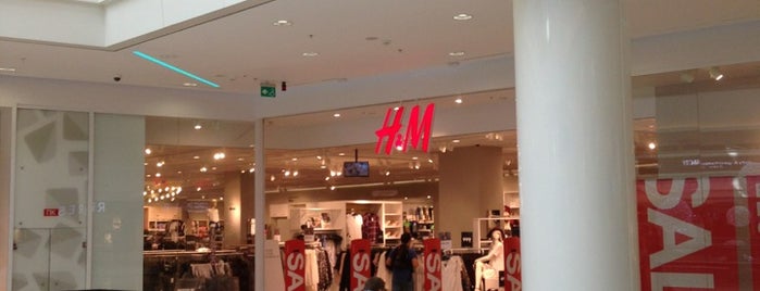 H&M is one of สถานที่ที่ Di ถูกใจ.