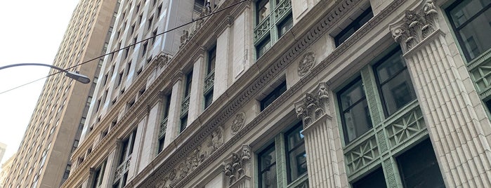 Equitable Building is one of Lugares favoritos de Theresa.