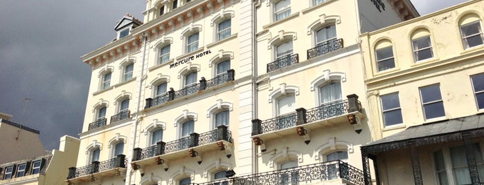 Mercure Brighton Seafront Hotel is one of Orte, die James gefallen.