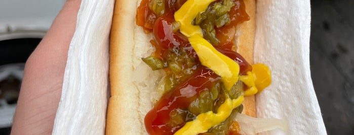 Hot Dog Stand in Front of the Met is one of Tempat yang Disukai David.