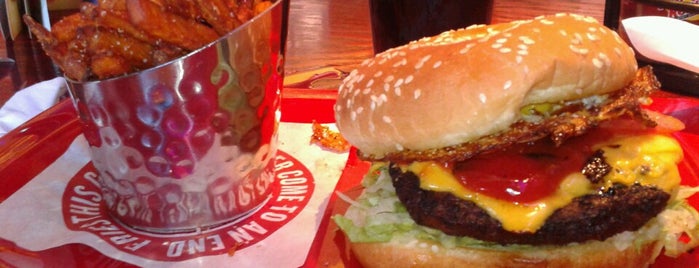 Red Robin Gourmet Burgers and Brews is one of Susanさんのお気に入りスポット.