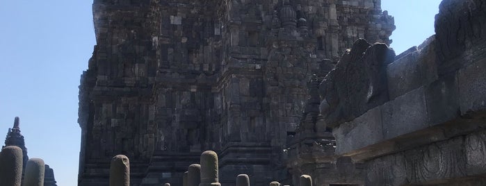 Prambanan Temple is one of สถานที่ที่ Riann ถูกใจ.