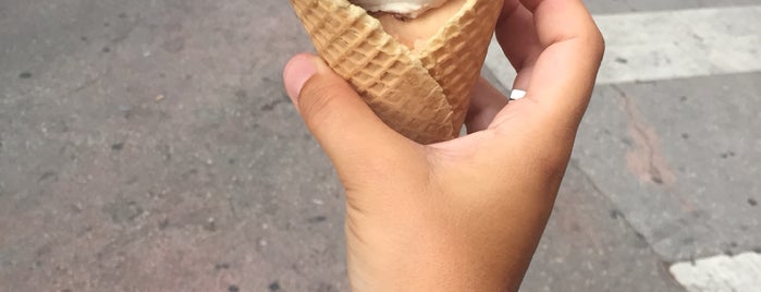 Luka Ice Cream & Cakes is one of Tempat yang Disukai Nevena.