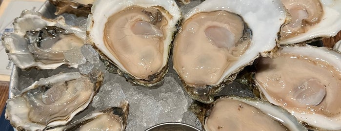 Taylor Shellfish Oyster Bar is one of Lugares favoritos de Fiona.