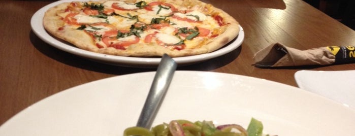 California Pizza Kitchen is one of Favoritos.