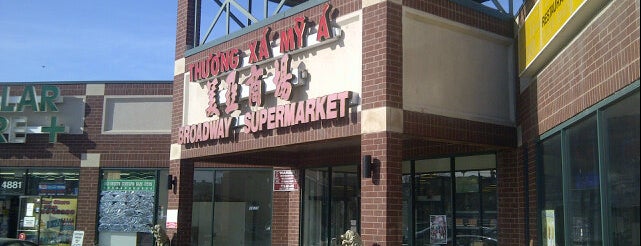 Broadway Supermarket is one of สถานที่ที่ Mark ถูกใจ.