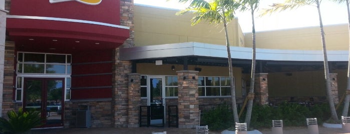 Red Robin Gourmet Burgers and Brews is one of خورخ دانيال : понравившиеся места.