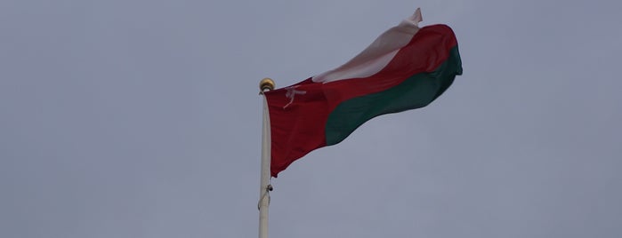 Omán is one of UAE.