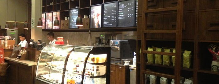 Starbucks is one of Tempat yang Disukai Aptraveler.