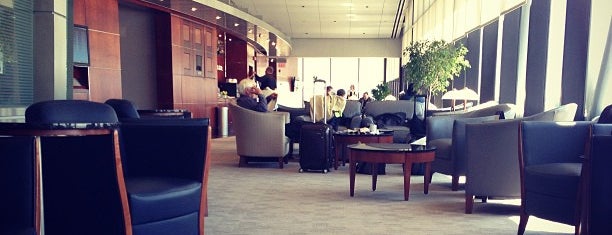 US Airways Club is one of Rozanneさんのお気に入りスポット.