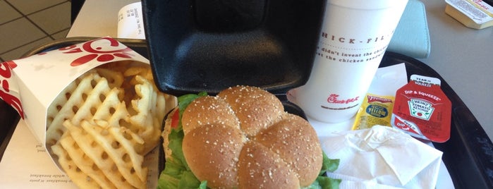 Chick-fil-A is one of Lugares favoritos de Dee.