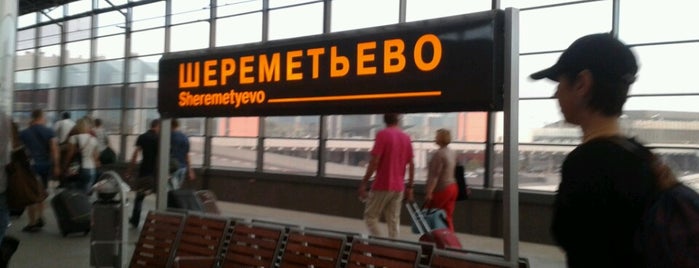シェレメーチエヴォ国際空港 (SVO) is one of Moscou.