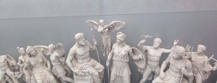 Acropolis Museum is one of Lieux qui ont plu à Samanta.