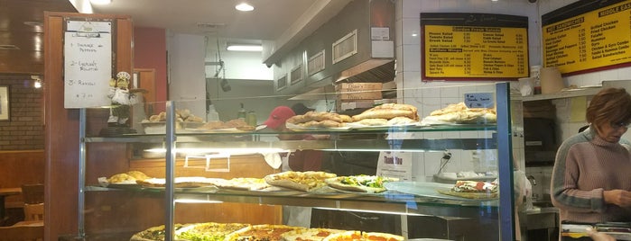 La Crosta Restaurant & Gourmet Pizzeria is one of Posti salvati di Kimmie.
