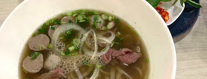 Super Saigon Pho Cafe is one of Adrianさんのお気に入りスポット.