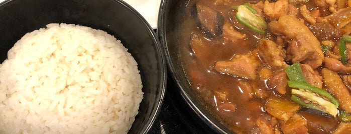 Yang's Braised Chicken Rice is one of la gems.