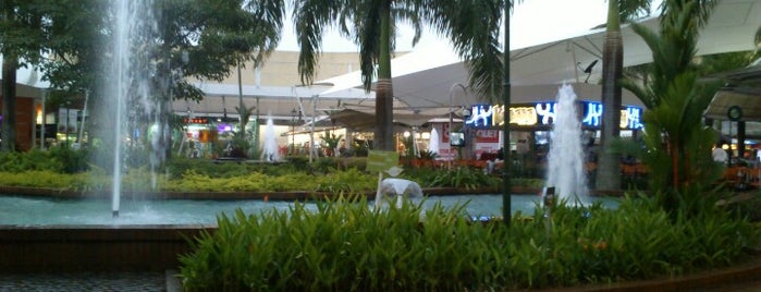 Centro Comercial Jardín Plaza is one of Lore’s Liked Places.