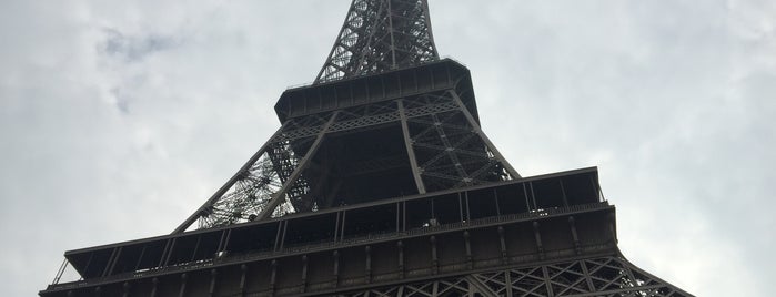 Eiffelturm is one of Paris.