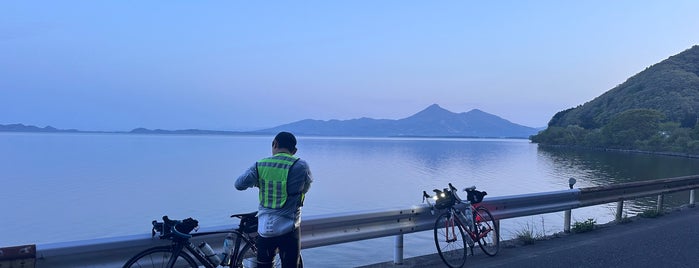 Lake Inawashiro is one of 自然地形.