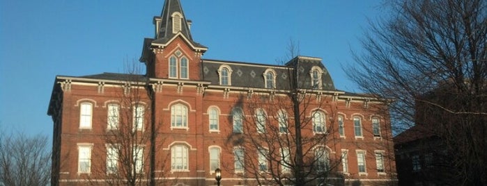 University Hall (UNIV) is one of Lugares favoritos de Andrew.