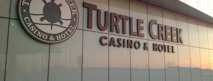 Turtle Creek Casino and Hotel is one of สถานที่ที่ Harry ถูกใจ.