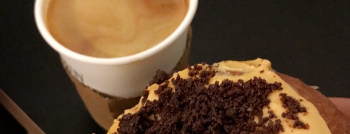 Crosstown Doughnuts & Coffee is one of Lugares favoritos de Ⓦ.ⒶⓁⓇ95.