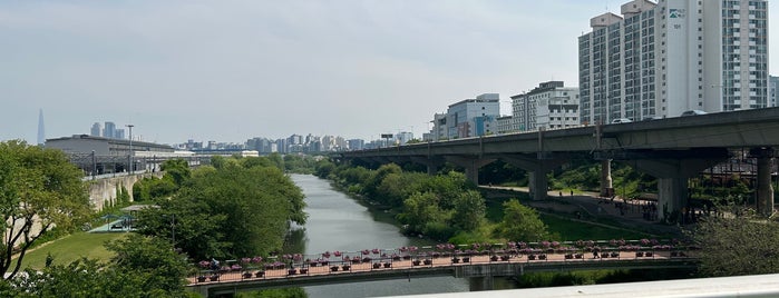 Yongdap Stn. is one of 서울지하철 1~3호선.