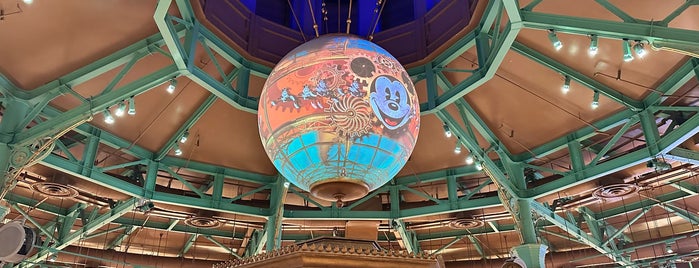 World of Disney Store is one of Tempat yang Disukai Vee.